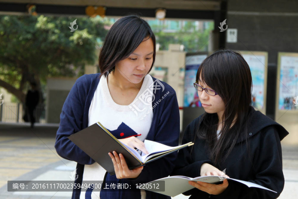 亞洲大學(xué)生在大學(xué)學(xué)習(xí)與討論