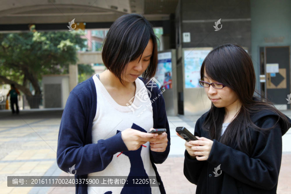 亞洲女人使用手機(jī)