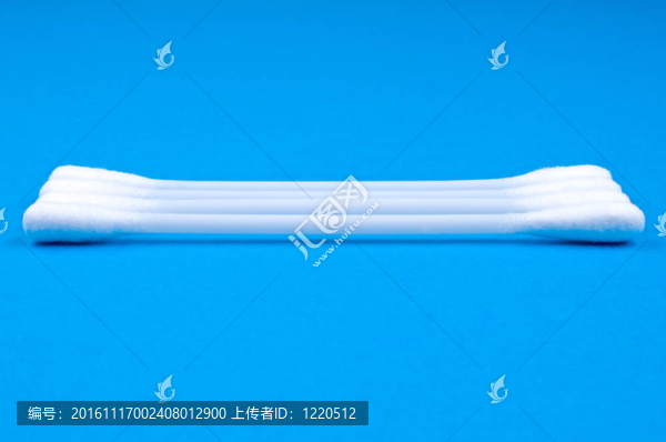 藍(lán)色背景上的四個(gè)棉花芽