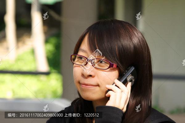 亞洲女人說話電話