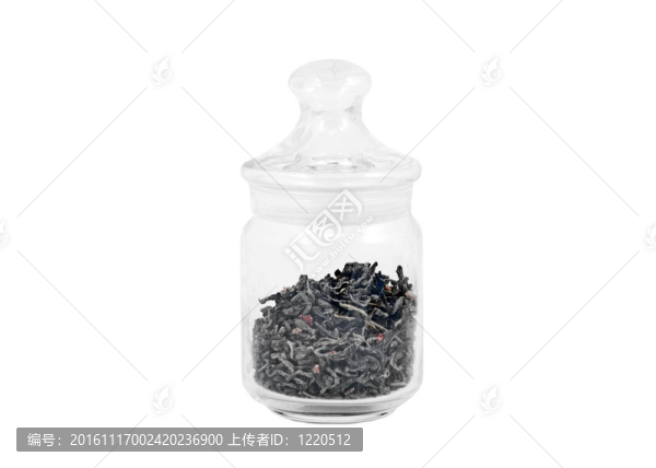 玻璃瓶中的干綠茶，在白色背景上分離