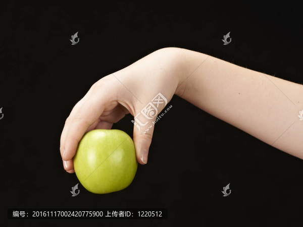 孩子的手與蘋(píng)果