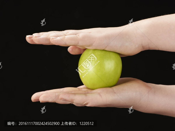 孩子的手與蘋果