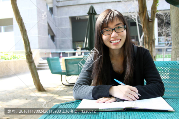 亞洲女孩在大學學習