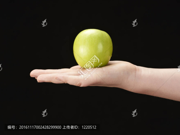 孩子的手與蘋果在手掌