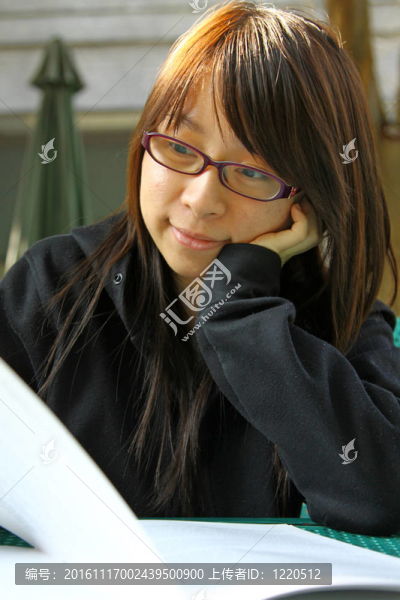 亞洲女孩在大學(xué)學(xué)習(xí)