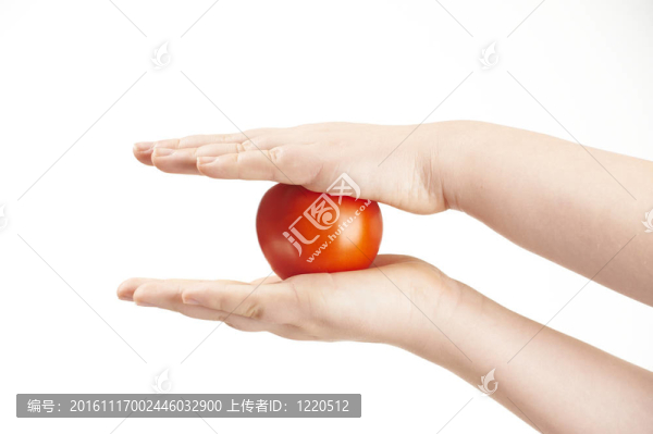 番茄夾著小孩的手