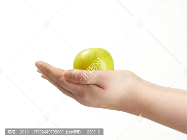 在手掌和孩子手中的蘋果