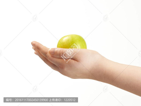 在手掌和孩子手中的蘋果