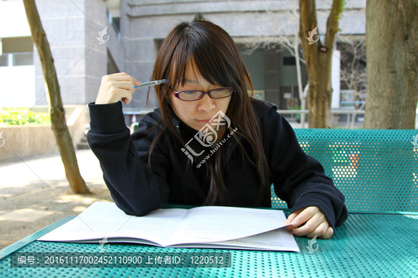 亞洲女孩在大學(xué)學(xué)習(xí)
