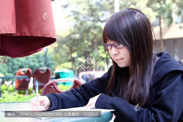 亞洲女孩在大學(xué)學(xué)習(xí)