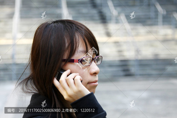 亞洲婦女使用手機和通話