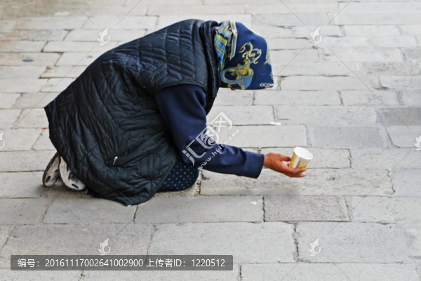 在街上乞討的乞丐