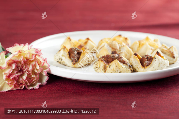 小吃和一朵康乃馨