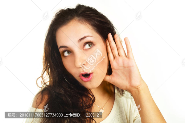 驚訝的女孩聽的東西