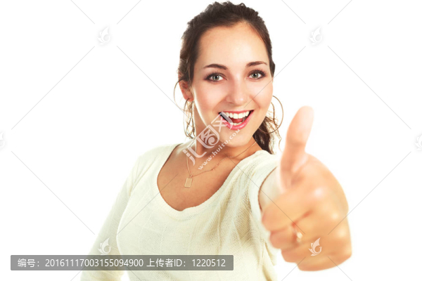 女孩用她的拇指向上