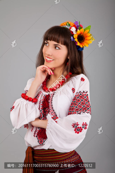 漂亮女人穿著烏克蘭民族服裝