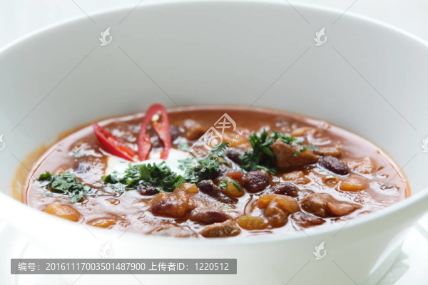 在白色盤子里的湯