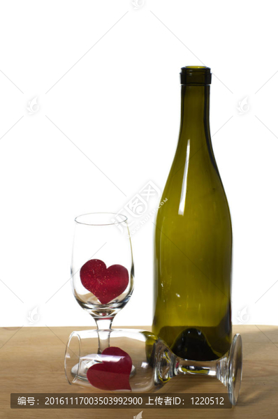 酒杯上有酒瓶和酒杯