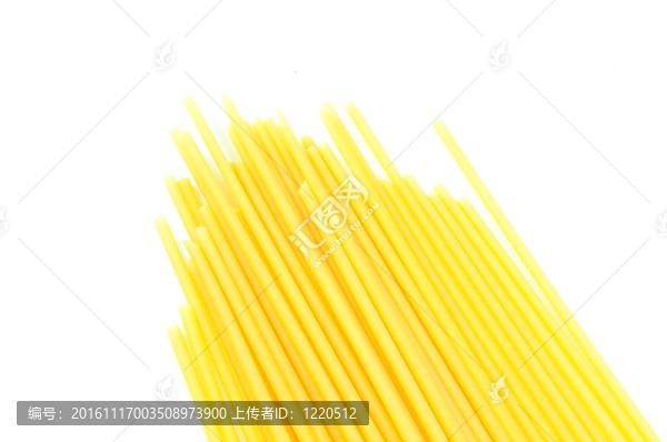 意大利面食；白色背景