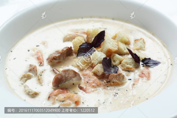 在白色盤子里的湯