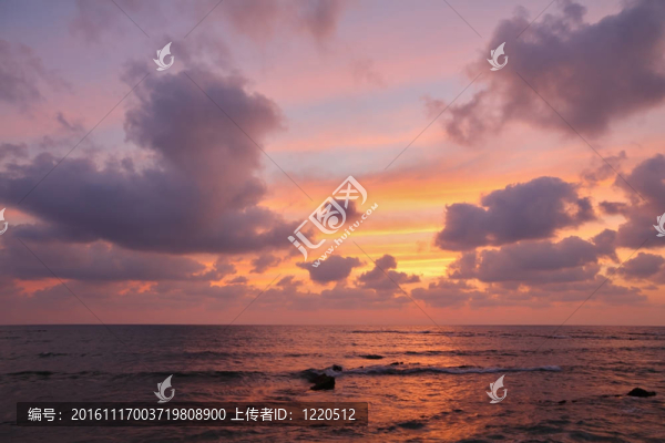 海上壯麗的日落。