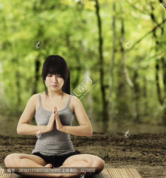 亞洲女性在Forest冥想