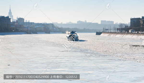 在冰凍的莫斯科河在晴朗的冬日，破冰船