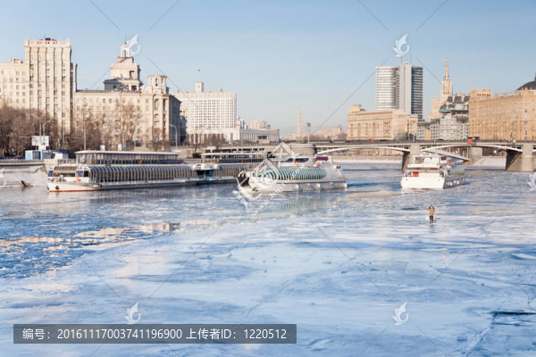 iceboats和冰凍的莫斯科河的漁夫
