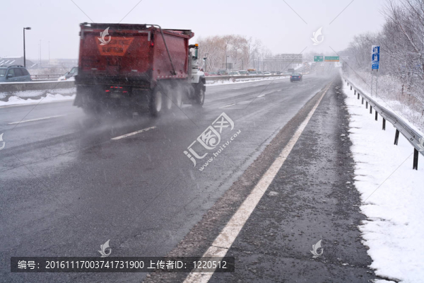 在下雪天的公路上的卡車