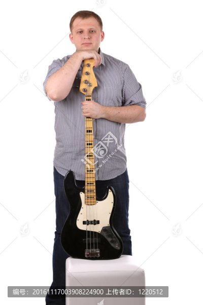年輕人彈吉他