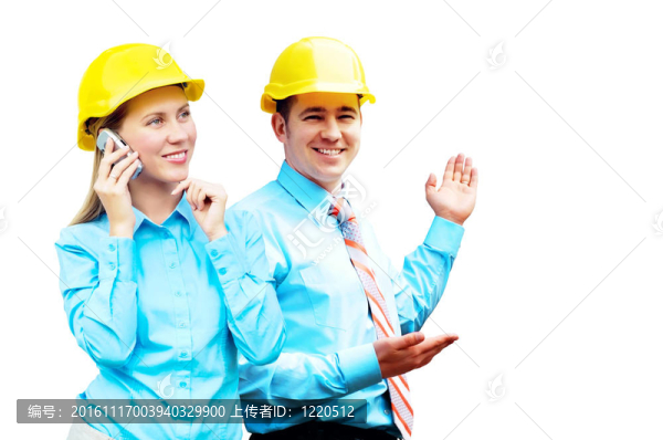 站在建筑物背景上的年輕建筑師戴著防護(hù)頭盔