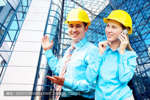 站在建筑物背景上的年輕建筑師戴著防護頭盔