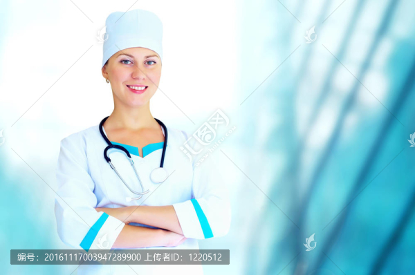 微笑的醫(yī)生在醫(yī)院背景的聽診器
