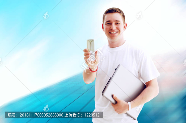 年輕快樂的人或?qū)W生筆記本電腦和手機(jī)的業(yè)務(wù)背景