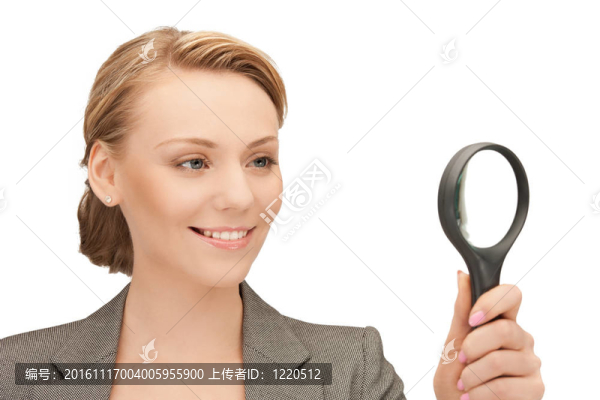 帶放大鏡的女人