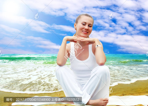 白色的年輕漂亮女人；陽(yáng)光明媚的熱帶海灘上的放松