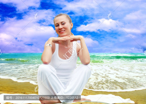 白色的年輕漂亮女人；陽光明媚的熱帶海灘上的放松