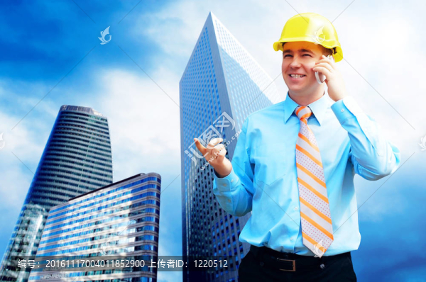 站在建筑物背景上的年輕建筑師戴著防護(hù)頭盔