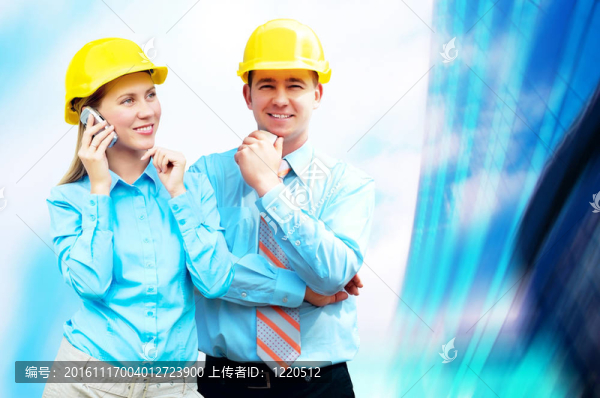 站在建筑物背景上的年輕建筑師戴著防護(hù)頭盔