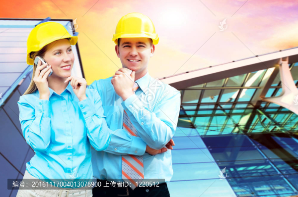 站在建筑物背景上的年輕建筑師戴著防護頭盔