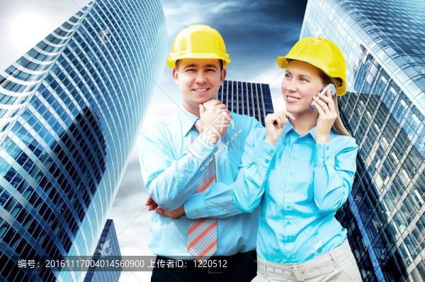 站在建筑物背景上的年輕建筑師戴著防護(hù)頭盔