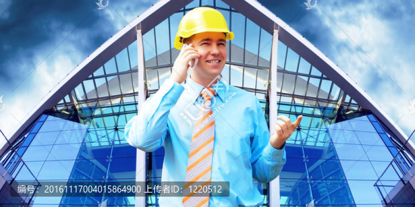 站在建筑物背景上的年輕建筑師戴著防護(hù)頭盔