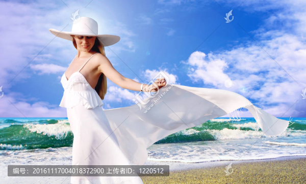在陽光明媚的熱帶海灘主要在白色的年輕漂亮的女人