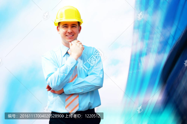 站在建筑物背景上的年輕建筑師戴著防護頭盔