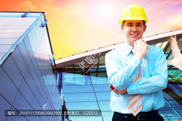 站在建筑物背景上的年輕建筑師戴著防護(hù)頭盔