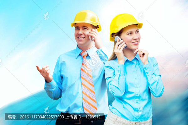 站在建筑物背景上的年輕建筑師戴著防護頭盔