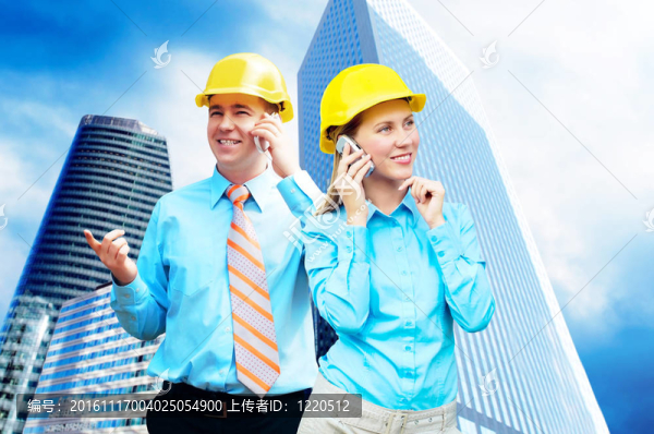 站在建筑物背景上的年輕建筑師戴著防護(hù)頭盔
