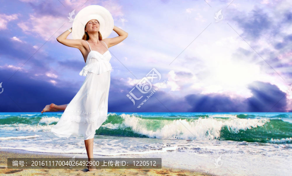 在陽光明媚的熱帶海灘主要在白色的年輕漂亮的女人