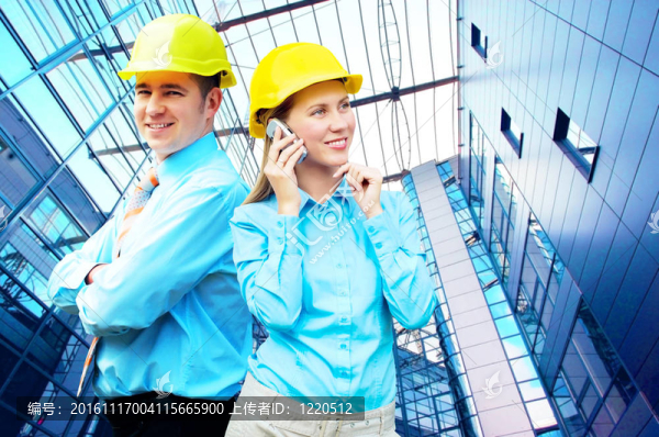 站在建筑物背景上的年輕建筑師戴著防護頭盔